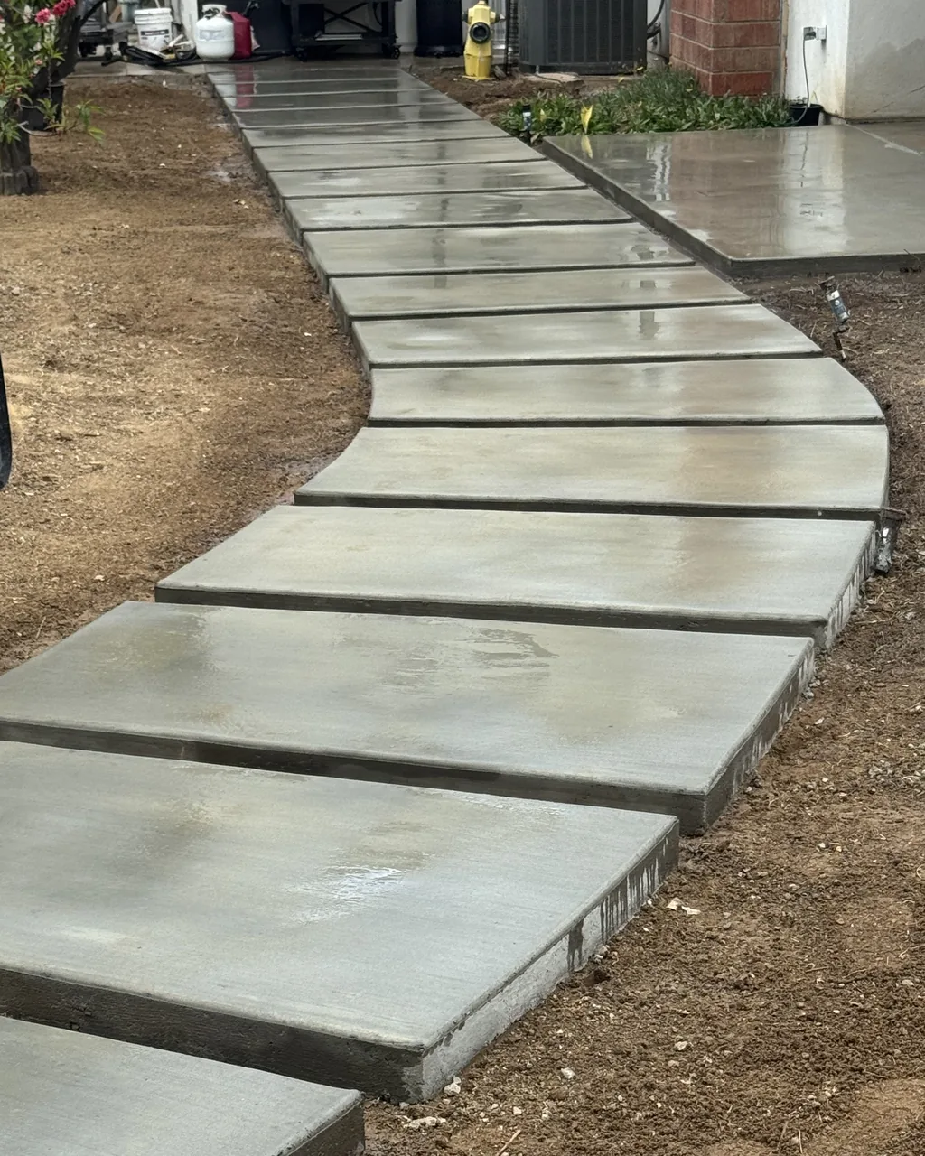 Floating-slab walkway with open joints running to a side gate
