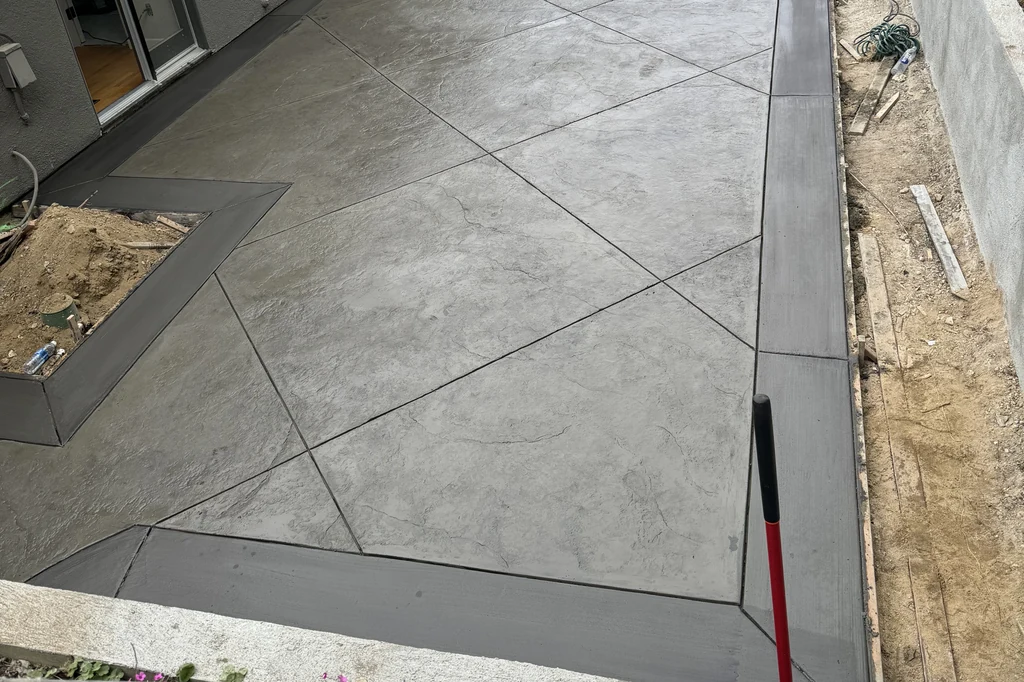 Smooth trowel: a flat closed surface with a darker banded border